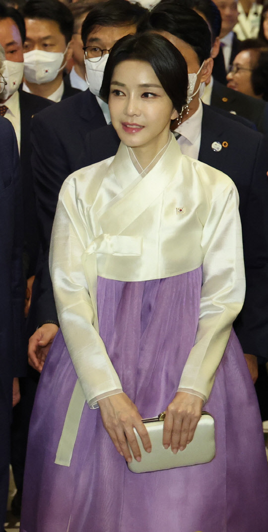 김건희 여사가 20일(현지시간) 미국 뉴욕 시내 한 연회장에서 열린 동포간담회에 한복을 입고 입장하고 있다. <뉴욕=연합뉴스>